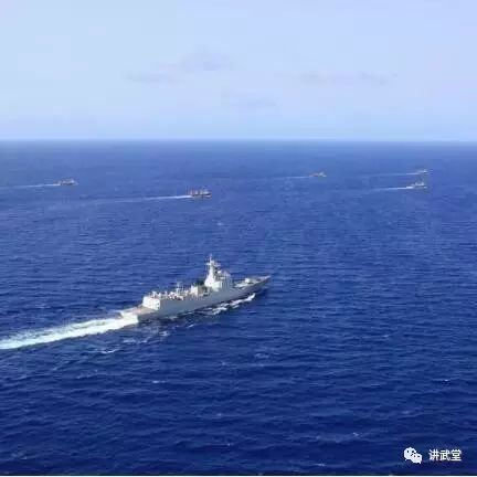 仗剑捕鱼：中国七千吨大型驱逐舰为三百吨小渔船护航