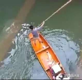 【视频】看到有人在桥下电鱼，钓鱼人心里不爽！