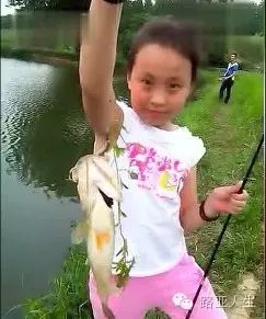 【路亚视频】11岁小美女路亚钓鱼，超专业！