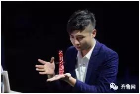 他是“中国骰王”！曾与成龙PK玩骰子，今天他的右手值3000万