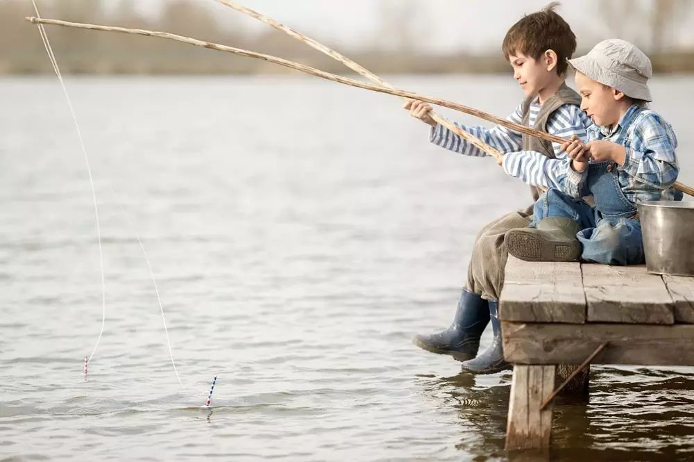 【鱼乐圈】中国最小的钓鱼爱好者，还是穿着开档裤！