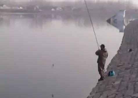 【视频】冬季传统钓在水库光水面垂钓技巧（下）