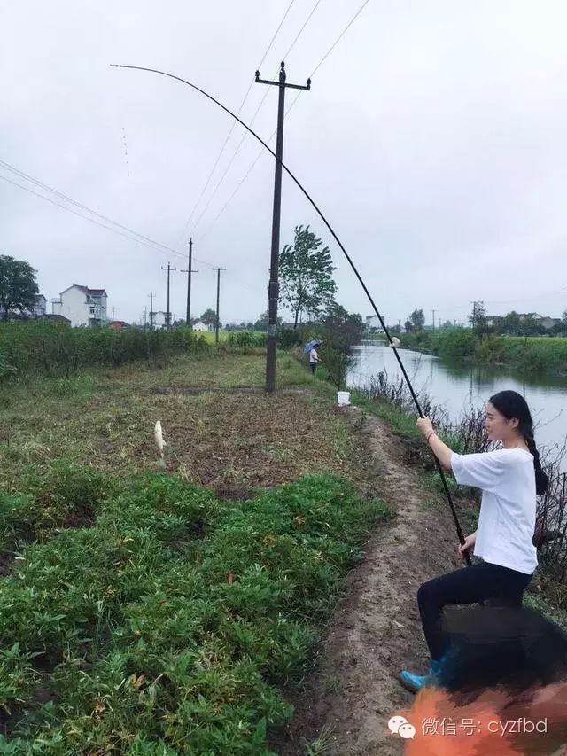 农村钓鱼竟碰到这样的大美女，这钓鱼技术真好！