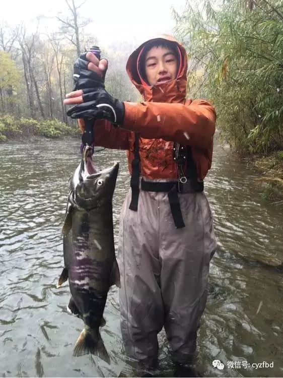 13岁男孩在野外钓到一条凶猛的鱼，难得一见