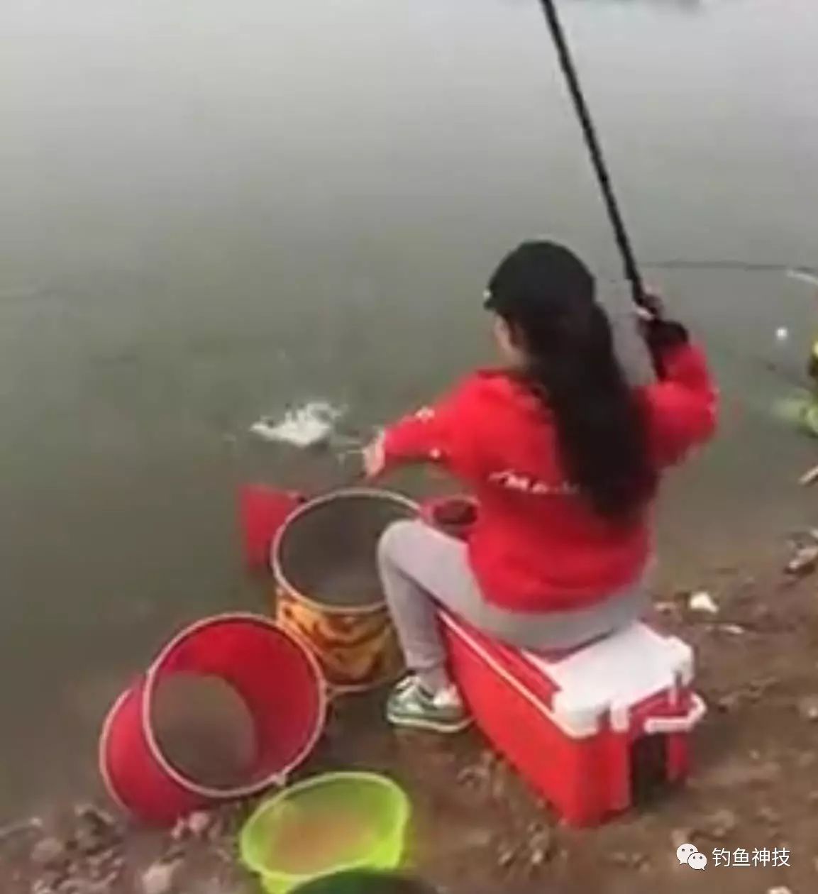 一手拿鱼竿，一手拿网，美女这钓鱼技术太赞！