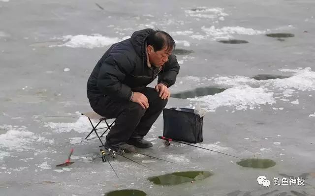 河里冰没结满，竟有人上去钓鱼，为了钓鱼太拼了