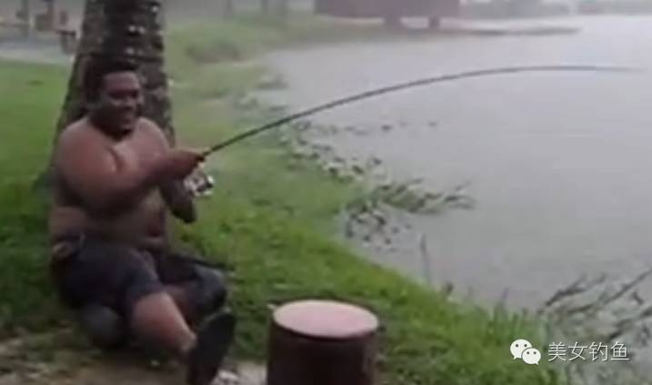 【视频】大雨加打雷，这家伙还要钓鱼
