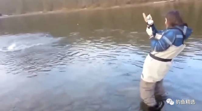 钓鱼搞笑视频：美女钓鱼干嘛叫这么大声音嘛！