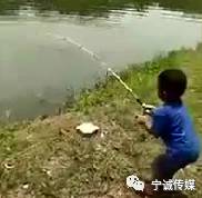 【钓鱼视频】四岁小孩钓上大鱼，不佩服都不行啊