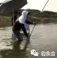 钓鱼不成反被鱼钓，连人带竿被大鱼拖入水中。