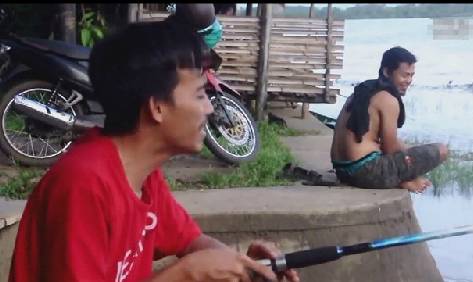 【视频】国外小伙用简易装备钓鱼战胜了几千块的路亚，让钓友都开始怀怀疑人生了！