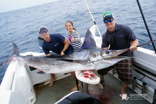 【钓鱼新闻】澳大利亚小女孩捕获294斤青枪鱼破世界纪录