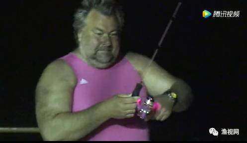 见过的最风骚的海钓！我说大叔，你的粉红小衬衫不勒人么？